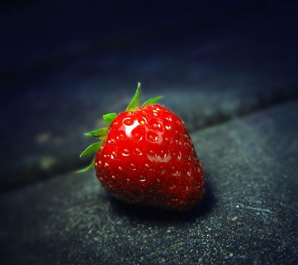 点击大图看下一张：草莓不但好看 吃起来也甜甜的