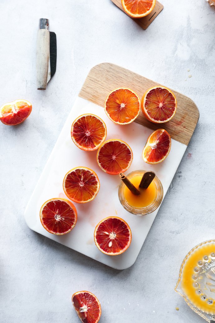 点击大图看下一张：一般红一半黄的美味血橙图片欣赏