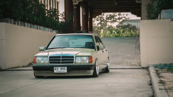 点击大图看下一张：Mercedes-Benz 190E ，造型复古感十足