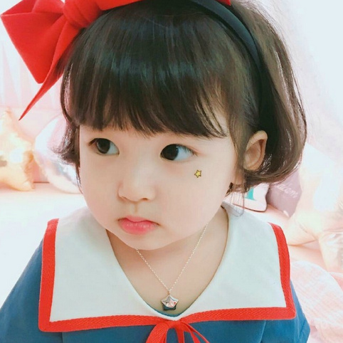 点击大图看下一张：小女孩剪齐刘海真的是超可爱的