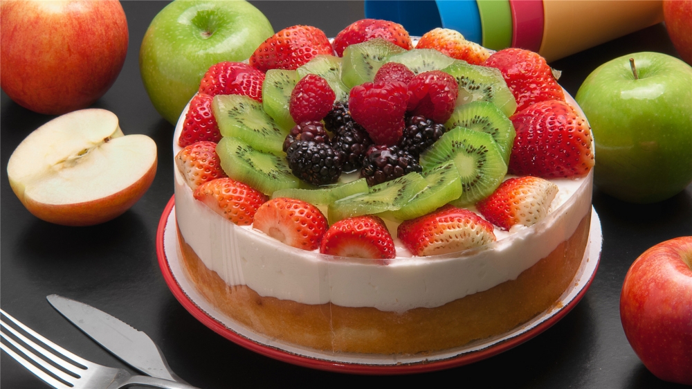点击大图看下一张：美味的草莓蛋糕高清桌面壁纸