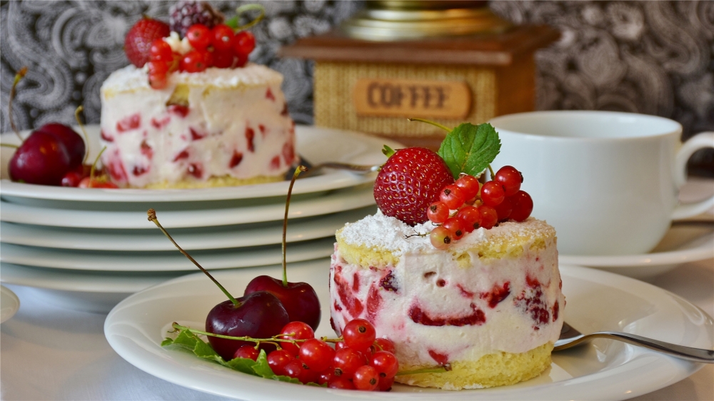 点击大图看下一张：美味的草莓蛋糕高清桌面壁纸