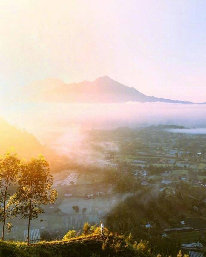 点击大图看下一张：阳光下七色的巴厘岛图片欣赏