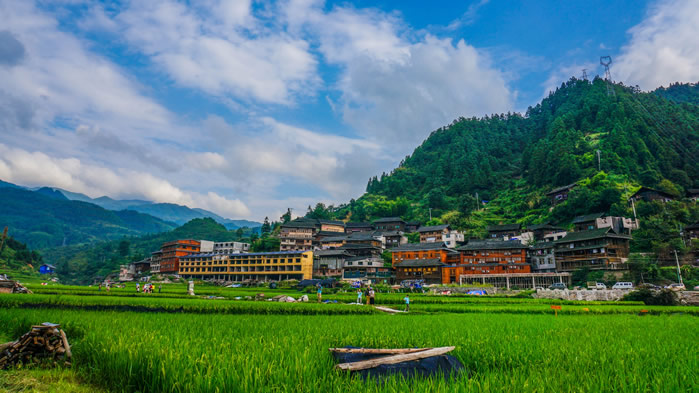 点击大图看下一张：贵州千户苗寨美丽的哒乡村图片欣赏