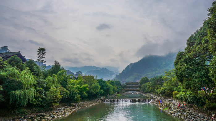点击大图看下一张：贵州千户苗寨美丽的哒乡村图片欣赏