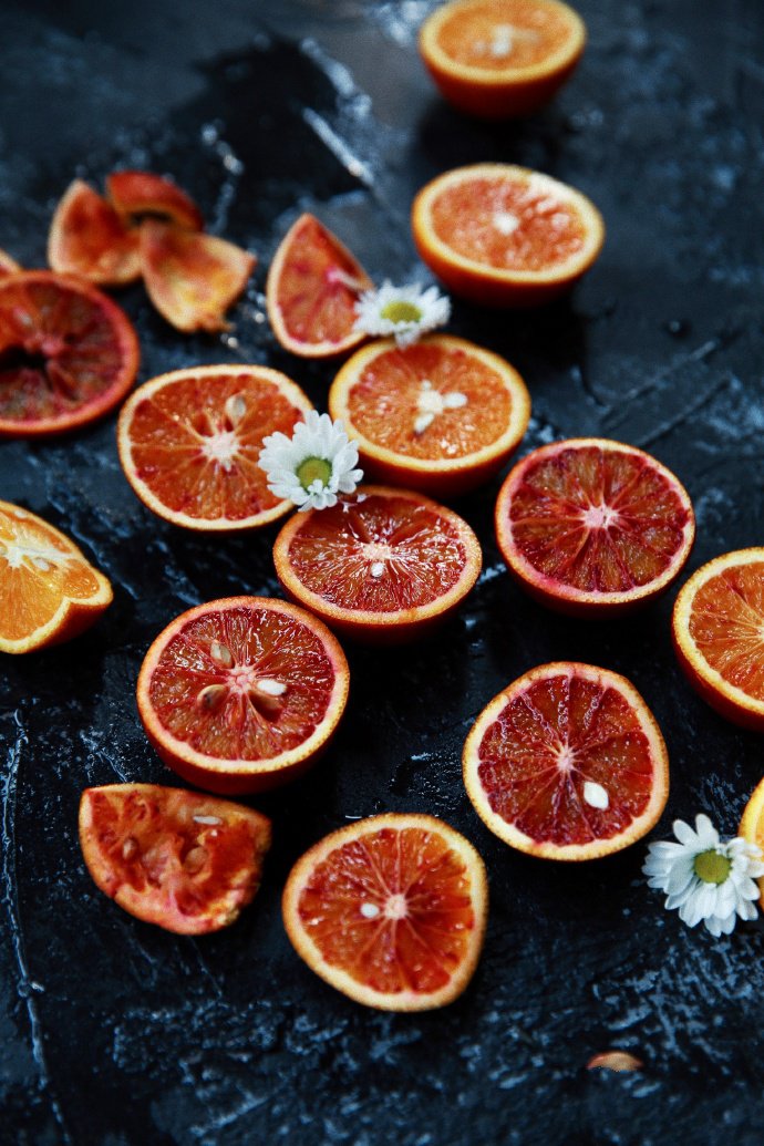 点击大图看下一张：一组红彤彤含多种营养的橙子图片欣赏