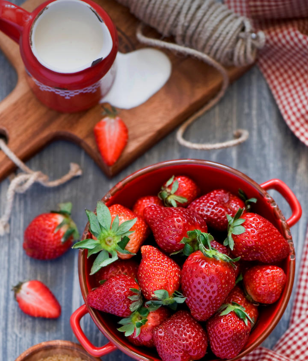 点击大图看下一张：草莓酸酸甜甜的，营养丰富