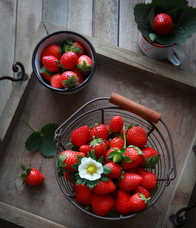 点击大图看下一张：草莓酸酸甜甜的，营养丰富