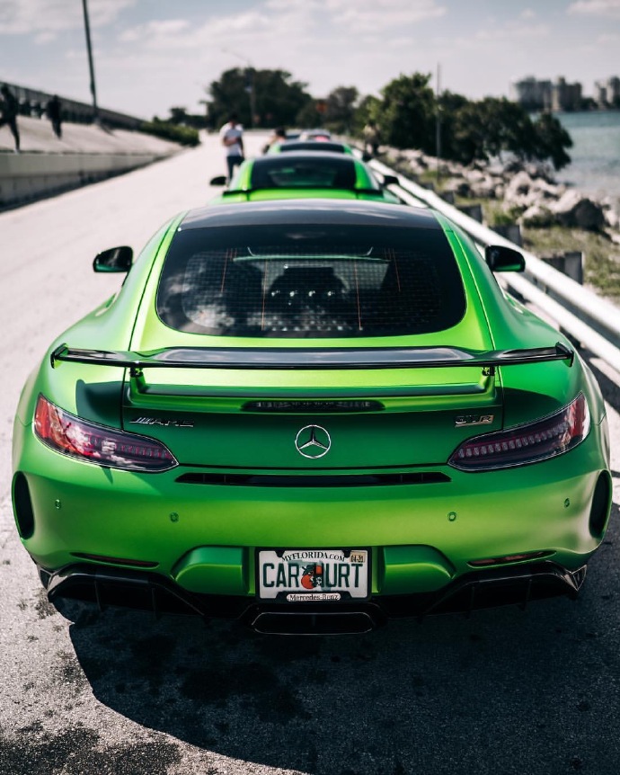 点击大图看下一张：一组绿色帅气的奔驰AMG GT-R x3图片