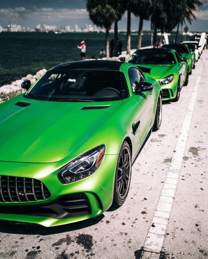 点击大图看下一张：一组绿色帅气的奔驰AMG GT-R x3图片