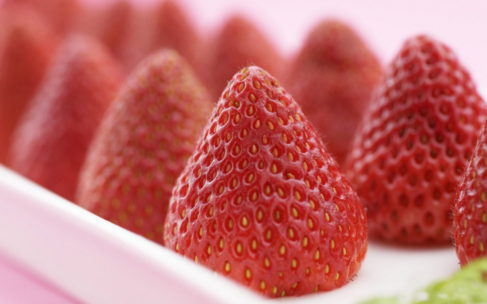 点击大图看下一张：演绎莓丽、鲜嫩欲滴、香甜诱人的草莓