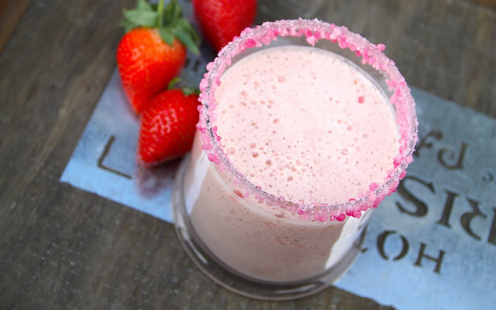 点击大图看下一张：一组美味营养的高颜值草莓奶昔