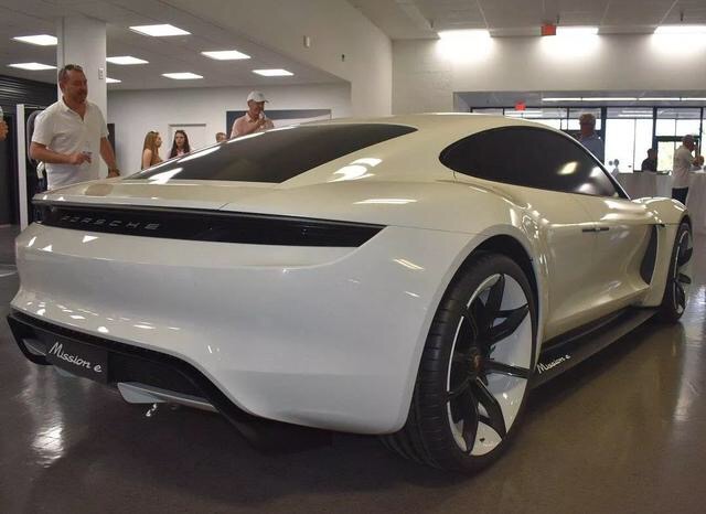 点击大图看下一张:保时捷首款纯电动轿跑车Taycan,活在未来 