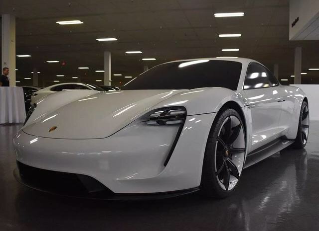 点击大图看下一张:保时捷首款纯电动轿跑车Taycan,活在未来 