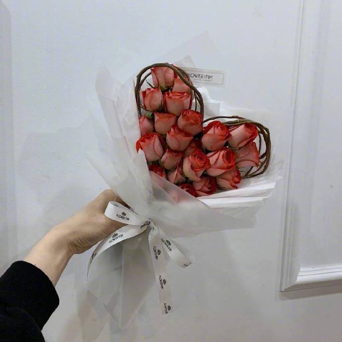 点击大图看下一张：一组超美的玫瑰花做的爱心花束