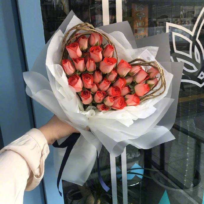 点击大图看下一张：一组超美的玫瑰花做的爱心花束