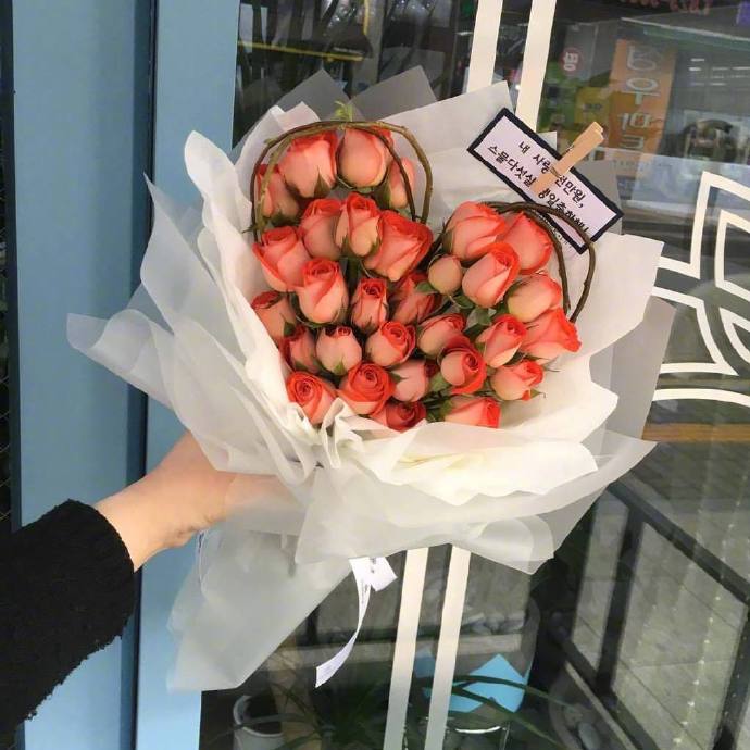 点击大图看下一张:一组超美的玫瑰花做的爱心花束