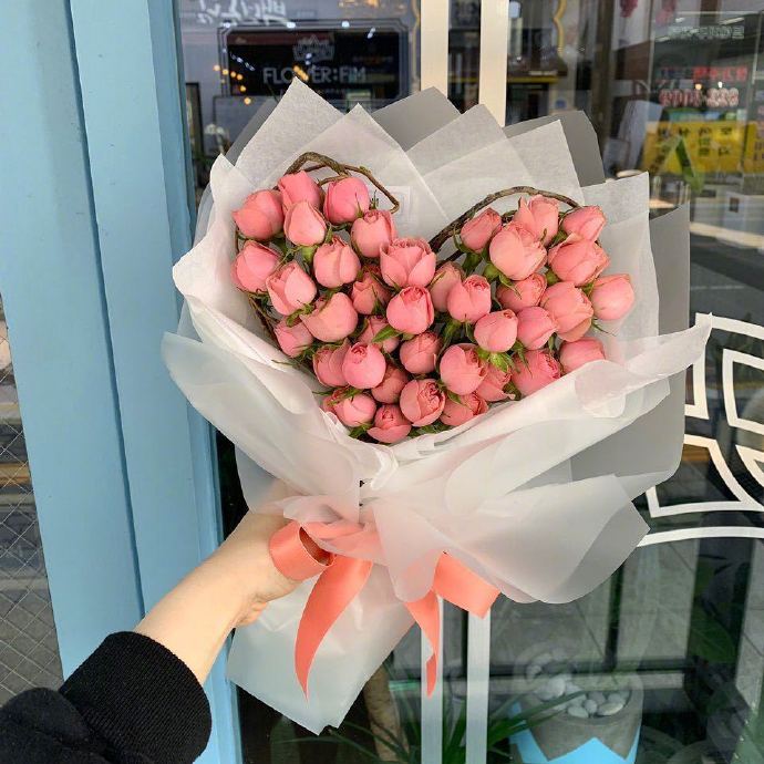 点击大图看下一张：一组超美的玫瑰花做的爱心花束