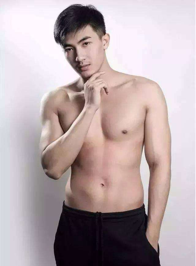 点击大图看下一张：身材超级棒的泰国肌肉帅哥写真照片