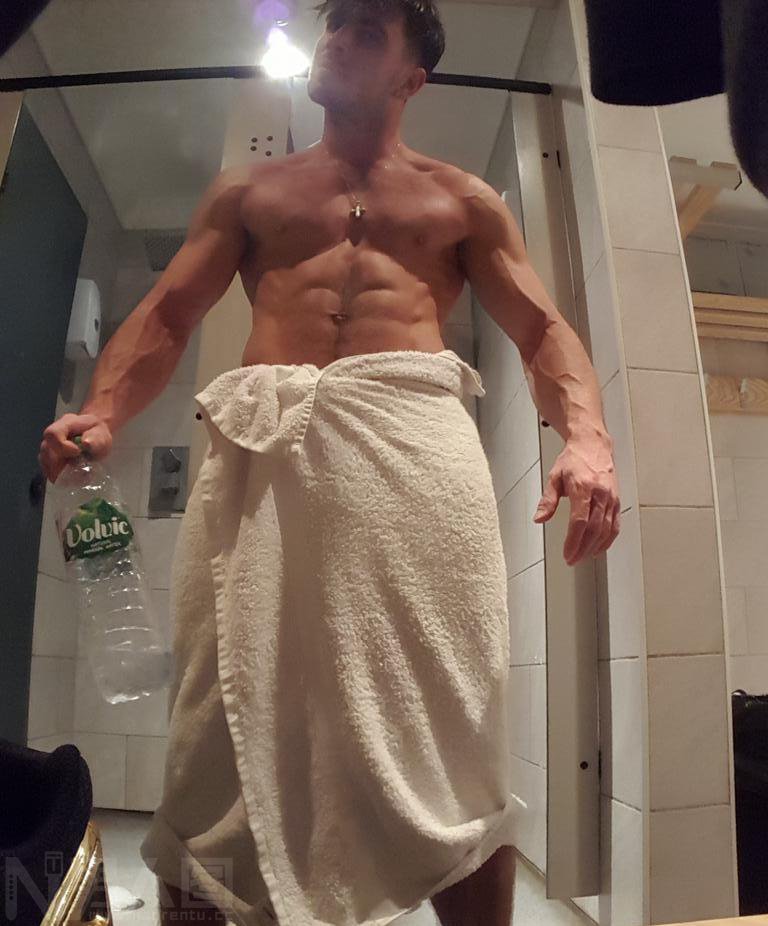 点击大图看下一张：身材诱人的欧美帅哥裸体浴室写真照片