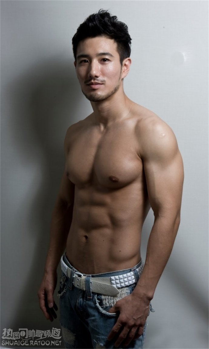 点击大图看下一张：性感诱人的中国男模肌肉帅哥照片写真