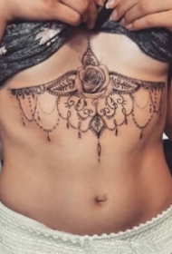 女性胸下的性感梵花纹身作品图案