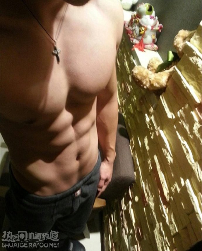 点击大图看下一张：肌肉发达的欧美帅哥裸照写真图片