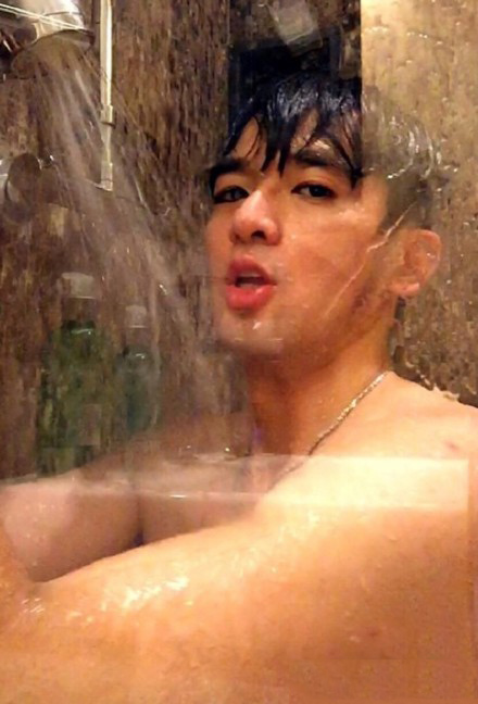 点击大图看下一张：肌肉帅哥浴室洗澡诱人写真图片