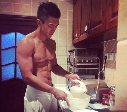 点击大图看下一张：帅气肌肉帅哥厨房生活写真图片欣赏