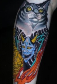 个性日式纹身 男生大臂上彩绘猫和般若的纹身图案