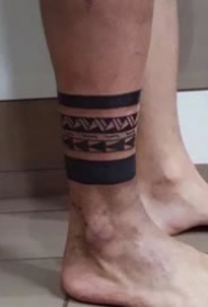 8张黑色的图腾臂环和腿环纹身图案