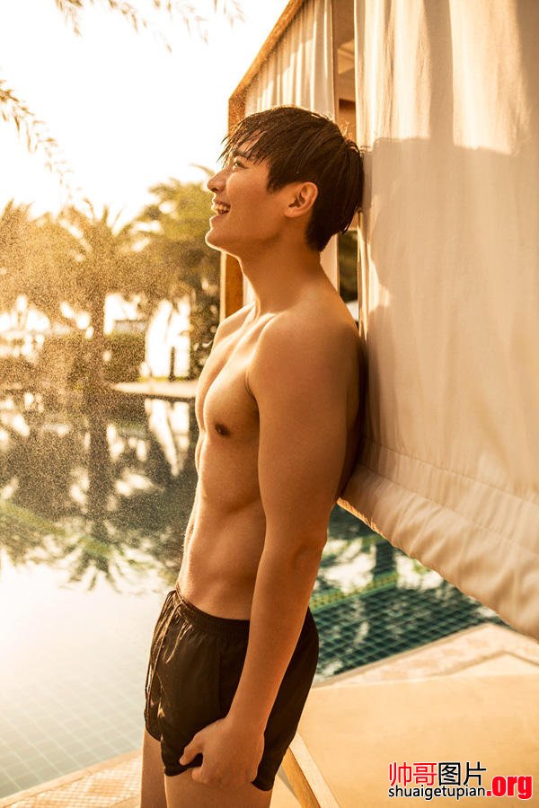 点击大图看下一张：帅气华人男星高云翔泳池半裸尽显肌肉型男魅力图片集