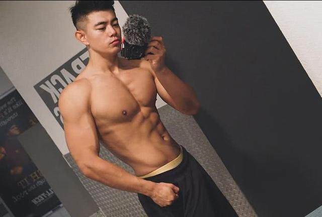 点击大图看下一张：中国性感肌肉男模帅哥室内诱人艺术写真图片