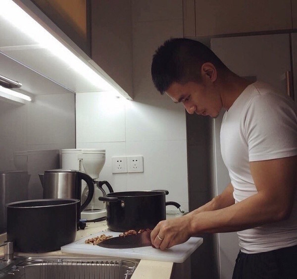 点击大图看下一张：帅气肌肉帅哥厨房生活写真图片欣赏