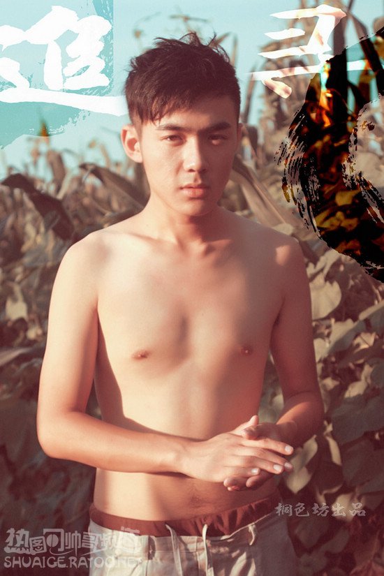 点击大图看下一张：中国男模裸上半身艺术写真图片6张