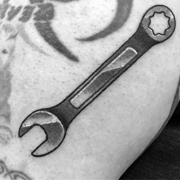 点击大图看下一张：纹身工具   10张实用而又轻巧的扳手纹身图案