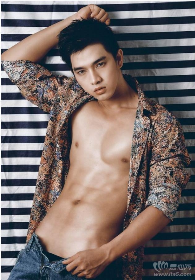 点击大图看下一张：香港男艺人肌肉健身帅哥黄长发裸上半身性感摄影写真大片