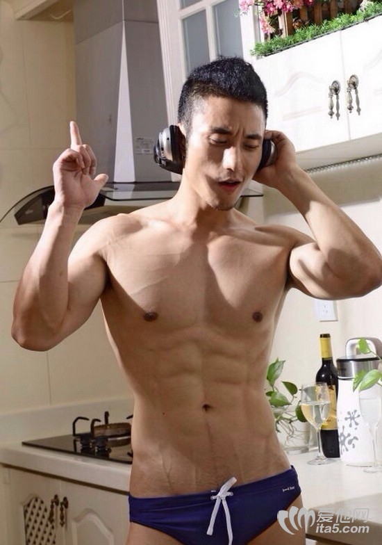 点击大图看下一张：健壮民间肌肉帅哥裸上半身诱人写真图片