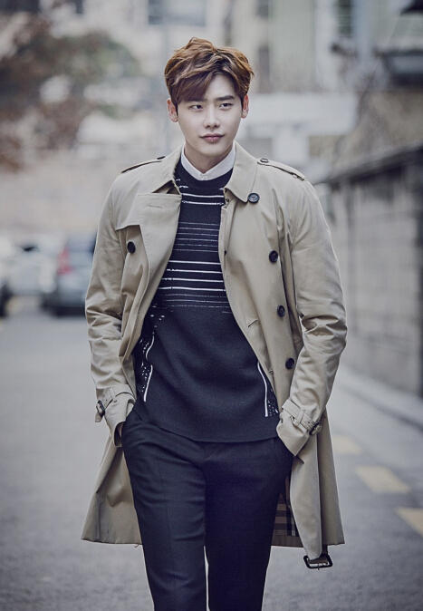 点击大图看下一张：韩国男演员李钟硕最新杂志摄影写真大片