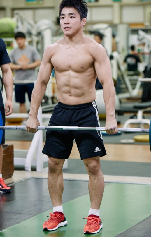 点击大图看下一张：肌肉举重运动员帅哥的日常锻炼图片