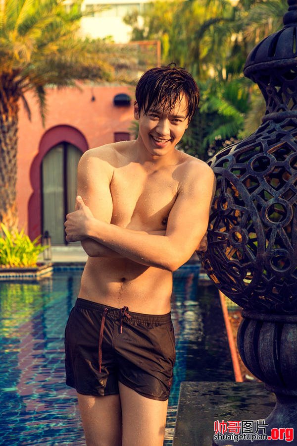 点击大图看下一张：帅气华人男星高云翔泳池半裸尽显肌肉型男魅力图片集