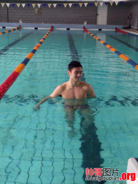 点击大图看下一张：中国游泳健将宁泽涛游泳馆训练现场大秀秀肌肉