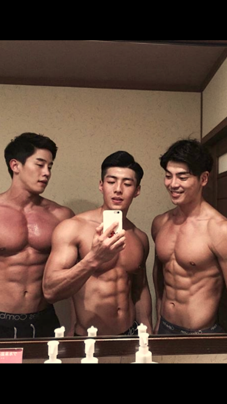 点击大图看下一张：三个健身房的性感帅哥裸上半身诱人写真集