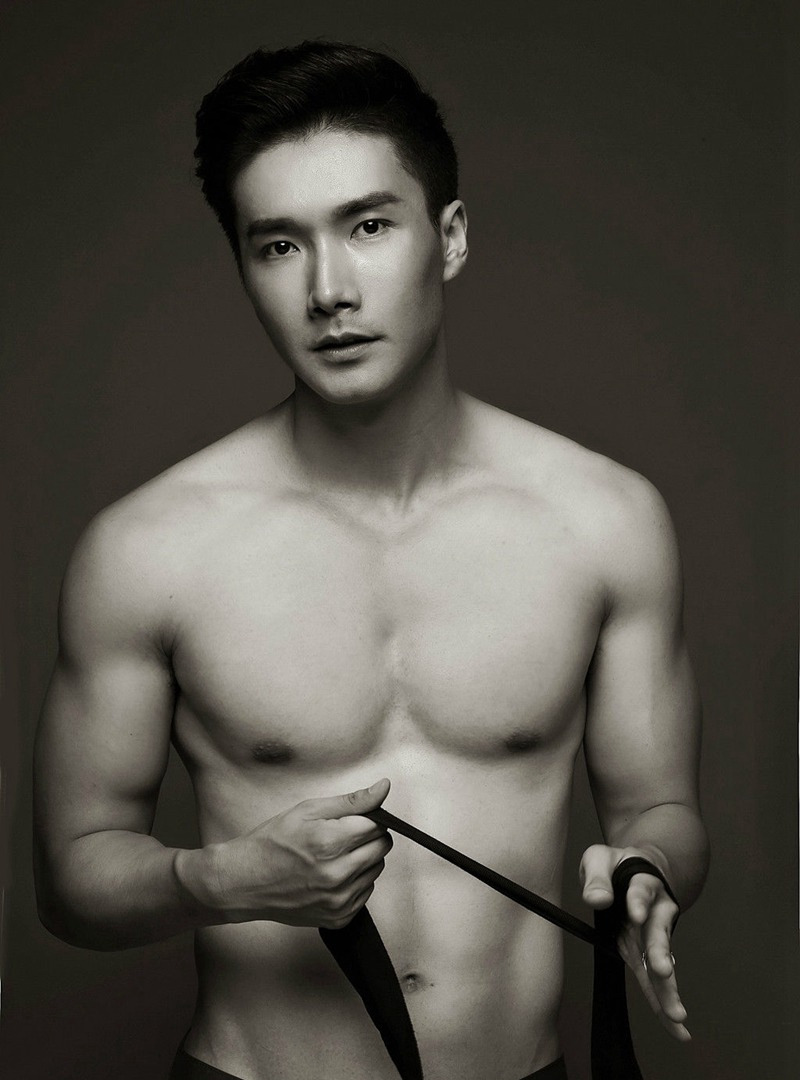 点击大图看下一张：性感中国男模特大尺度艺术写真图片
