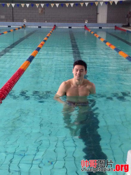 点击大图看下一张：中国游泳健将宁泽涛游泳馆训练现场大秀秀肌肉