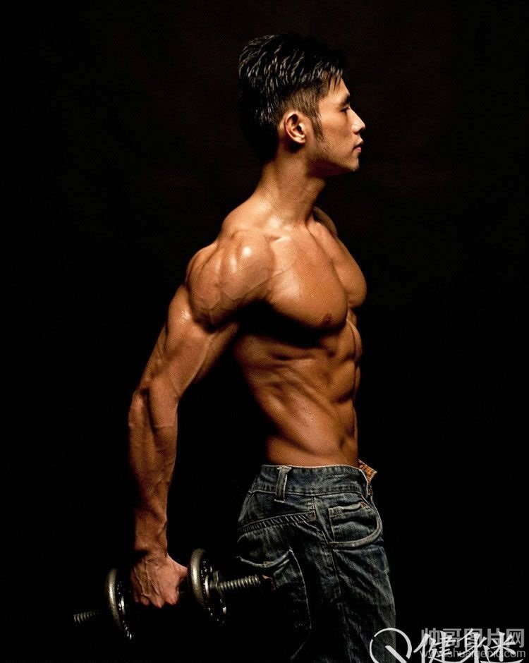 点击大图看下一张：让人惊叹的八块腹肌肌肉帅哥裸身写真图片