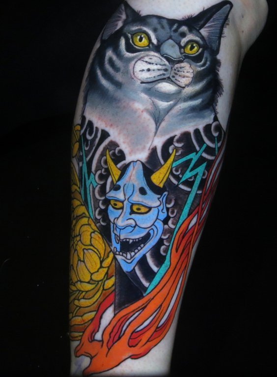点击大图看下一张：个性日式纹身 男生大臂上彩绘猫和般若的纹身图案