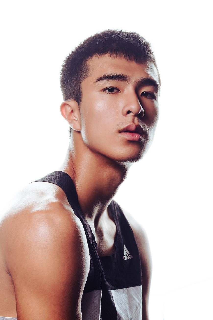 点击大图看下一张：阳光帅气的中国肌肉男模小帅哥李智凱户外性感迷人生活写真照
