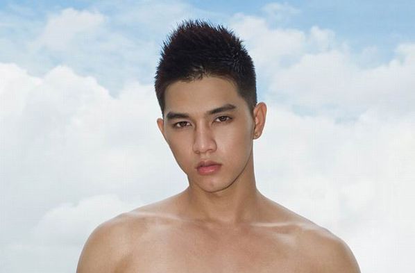 点击大图看下一张：香港男艺人肌肉健身帅哥黄长发裸上半身性感摄影写真大片