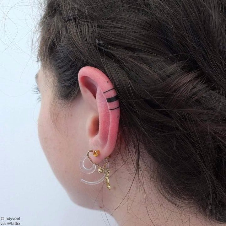 点击大图看下一张：纹身耳朵  简约而又清新靓丽的耳朵部位纹身图案